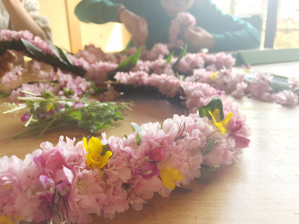 写真：桜の花でレイを作るワークショップのの様子